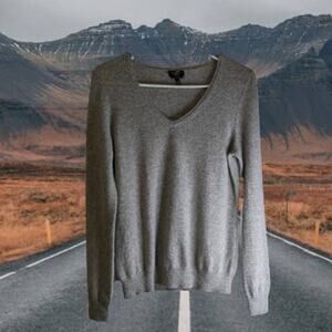 Talbots Small Petite Cashmere long sleeve gray V-neck sweater. Winter Holidays